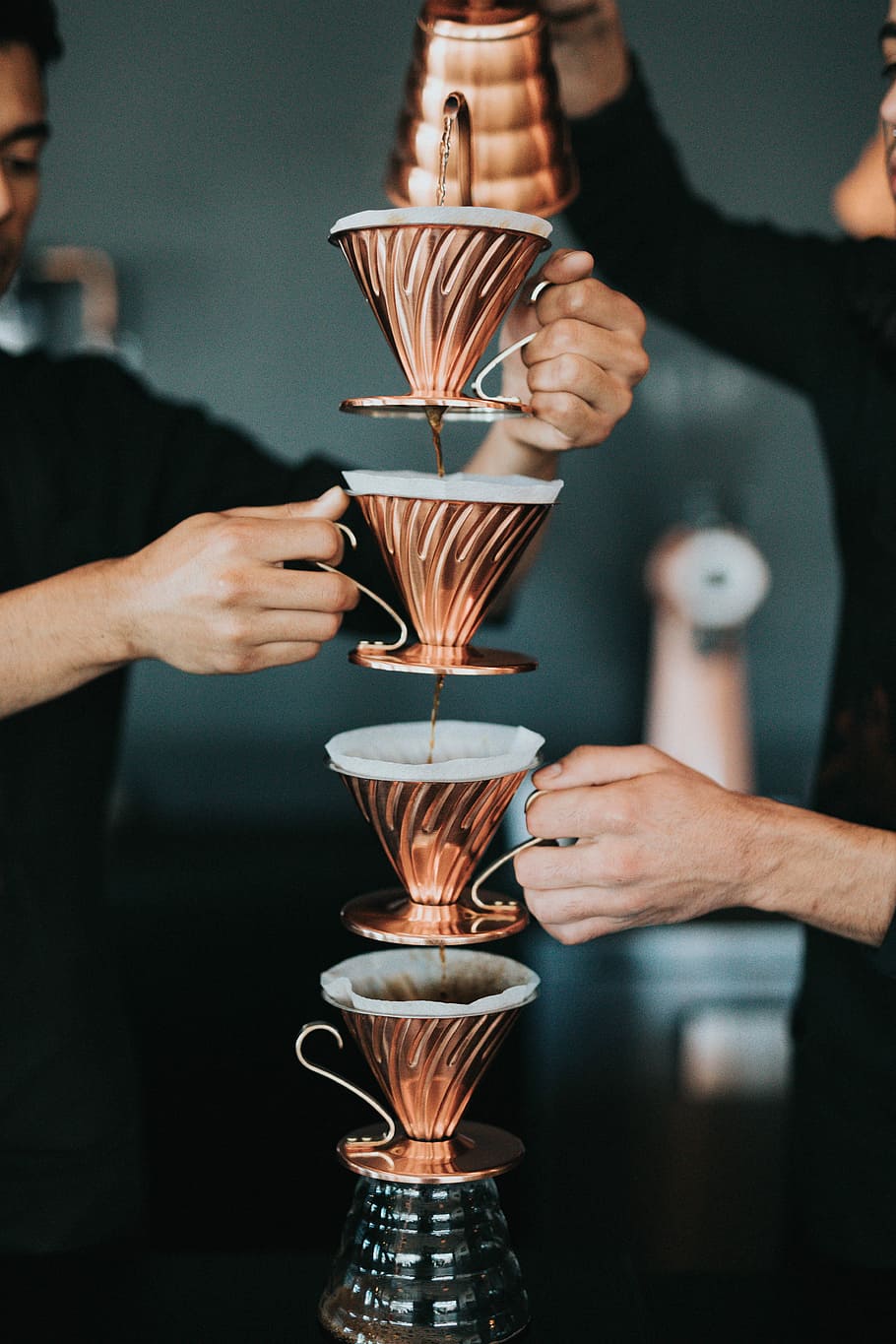 Due, persona, scrosciante, caffè, accatastato, tazze, uomini, detenzione, tazze color ottone, tè, brocca, filtro, rame, brew freddo, in casa, persone reali, concentrarsi sulle conoscenze acquisite, mano, cibo e bevande, mano umana, avvicinamento, bere, una persona, adulto, stili di vita, preparazione, bar, attività commerciale, occupazione, 5K