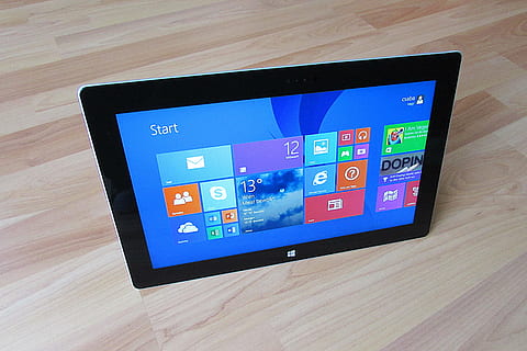 Microsoft virsmas grāmata, tabula, planšetdators, tabletes, Microsoft, virsmu, mobilais, dators, plašsaziņas līdzekļiem, multivides, tehnoloģijas, lietojumprogrammatūru, internetā, aprīkojumu, digitālā tablete, skārienekrāns, bezvadu tehnoloģija, komunikāciju, telpās, koksne - materiāls, nav cilvēku, augsts leņķa skats, koksne, ekrānā, cietkoksnes grīdas, izvēle, portatīvo informācijas ierīci, viedtālrunis, savienojumu, tekstu, tuvplāns, 4K, CC0, publiskais domēns, bez atlīdzības
