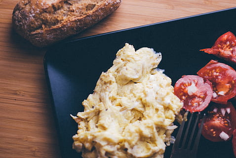 ovos mexidos, tomates, pão, café da manhã, comida e bebida, Comida, Alimentação saudável, frescura, dentro de casa, mesa, ninguém, pronto para comer, visão de alto ângulo, fechar-se, bem-estar, refeição, carne, vegetal, porção, placa, ainda vida, diretamente acima, fruta, louças, tentação, comida francesa, 4K, CC0, domínio público, royalty free