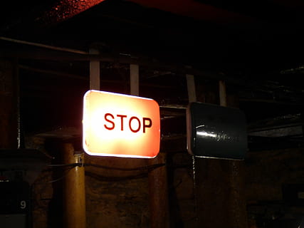 halt, Layout, Hinweis, Zeichen, Symbol, Nacht-, beleuchtet, drinnen, Kommunikation, keine Leute, Neon-, Text, westliche Schrift, Nummer, Lichtanlage, die Architektur, Nahansicht, Industrie, dunkel, gebaute Struktur, glühend, Information, Wohnraum, Großbuchstabe, 4K, CC0, gemeinfrei, lizenzfrei