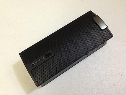 altavoz, portátil, Bluetooth, tecnología, audio, sonar, música, estéreo, radio, dispositivo, entretenimiento, equipo, conexión, naturaleza muerta, nadie, adentro, de color negro, de cerca, solo objeto, tecnología inalámbrica, portabilidad, equipo eléctrico, vista de alto ángulo, comunicación, computadora, dispositivo de información portátil, cable USB, Fondo blanco, electricidad, pared - característica de la construcción, fuente de alimentación, 2K, CC0, dominio público, libre de derechos