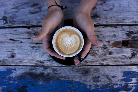 persona, detenzione, latte macchiato, nero, ceramica, tazza, mani, caffè, tavolo, di legno, bere, caldo, tazza di caffè, bevanda, legna, bar, caffè - bevanda, rinfresco, legno - materiale, cibo e bevande, direttamente sopra, vista dall'alto, potabile, boccale, una persona, bevanda spumosa, bevanda calda, cappuccino, mano, mano umana, seduta, adulto, donne, all'aperto, vasellame, 5K, CC0, dominio pubblico, privo di copyright