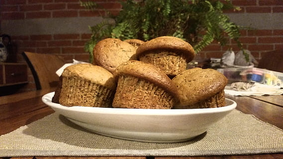 bagning, brød, bageri, bager, håndværker brød, mad, surdej, ovn, af sundhed, mad og drikke, bord, friskhed, velvære, stilleben, ingen mennesker, tæt på, indendørs, skål, fokus på forgrunden, sund kost, plade, klar til at spise, bagt, Brun, portionsstørrelse, dag, måltid, morgenmad, Brunt brød, 2K, CC0, offentligt domæne, royaltyfrie