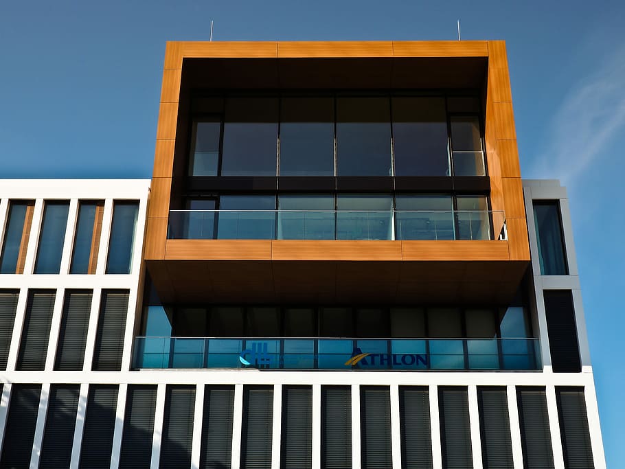architettura, moderno, costruzione, grattacielo, casa, facciata, Düsseldorf, edificio per uffici, città, urbano, finestra, esterno dell'edificio, Inquadratura dal basso, blu, cielo, all'aperto, struttura costruita, nessuno, vetro - materiale, natura, riflessione, giorno, edificio per uffici esterno, ufficio, legno - materiale, appartamento, 4K