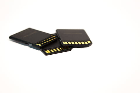 Trois, noir, cartes SD, carte SD, Mémoire, électronique, ordinateur, support de stockage, Les données, numérique, La technologie, pc, mobilité, puce, planche de montage, carte mémoire, la musique, sol, magasin de données, transport, garantir, sauvegarde, Big Data, lien, puce informatique, fermer, partie informatique, isolé, équipement, couleur noire, fond blanc, objet unique, prise de vue en studio, personne, espace de copie, coupé, équipement informatique, à l'intérieur, Industrie électronique, nature morte, industrie, la communication, Technologie sans fil, petit, équipement électrique, 4K, CC0, domaine public, libre de droits