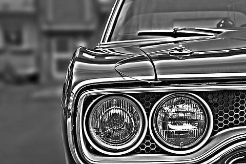 fotografie ve stupních šedi, auto, pozornosti, svítilna, oldtimer, automobilového průmyslu, vozidlo, auto reflektory, pozemního vozidla, motorové vozidlo, retro stylu, zaměřit se na popředí, způsob dopravy, Historické auto, přeprava, nikdo, detail, světlomet, den, kov, uvnitř, luxus, design, osvětlovací zařízení, chrom, 4K, CC0, veřejná doména, bez autorských práv