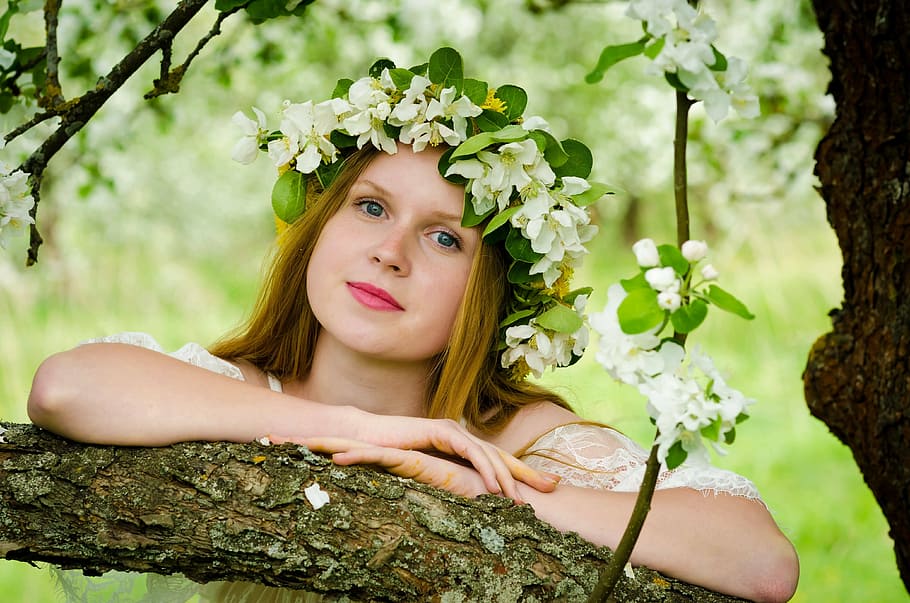 donna, verde, bianca, floreale, copricapo, primavera, fiori, albero, profumatamente, calore, i boccioli, modello, ragazza, albero di mele, bellissimo, gioventù, ritratto, aprile, solo donne, solo una donna, solo adulti, solo una giovane donna, una persona, giovane adulto, bella donna, adulto, persone, fiore, pianta, bellezza, guardando la fotocamera, donne, colpo alla testa, natura, pianta fiorita, capelli lunghi, vista frontale, capelli, giovani donne, acconciatura, giorno, moda, all'aperto, Corona di alloro, contemplazione, 4K