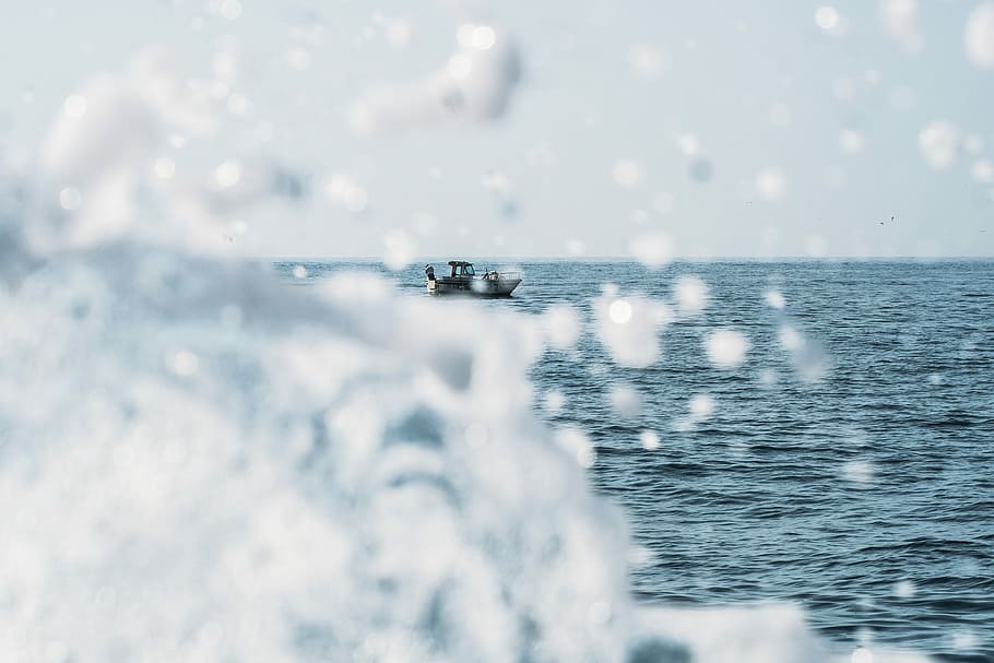stropi de apă, fotografie, mare, ocean, stropi, val, barcă, muncitor, dimineaţă, albastru, natură, apă, mişcare, frumusețe în natură, navă nautică, nici o persoana, zi, selectiv, viteză, transport, scenice - natura, mijloc de transport, malul mării, în aer liber, cer, trezeste - apa, navigație, 2K