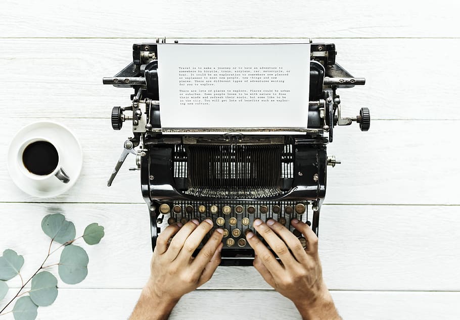 persona posa les mans, negre, màquina d’escriure, al costat, blanc, tassa, ple, líquid, plat, mà, cafè, escriptor, escriure, mà humana, part del cos humà, tecnologia, una persona, directament a sobre, perspectiva personal, comunicació, celebració, persones reals, vista d’angle alt, primer pla, secció baixa, persona irreconeixible, part del cos, homes, industria del cinema, a l'interior, temes de fotografia, dit, rodatge, 4K