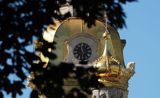 torre, reloj, árbol, cielo, hojas, Iglesia, al aire libre, edificio, verano, día, catedral, techo, oro, arquitectura, exterior del edificio, estructura construida, vista de ángulo bajo, nadie, religión, noche, creencia, iluminado, lugar de adoración, naturaleza, espiritualidad, destinos de viaje, hora, 2K, CC0, dominio público, libre de derechos