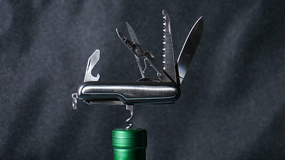 Nahansicht, Foto, Korköffner, Schnapsflasche, Werkzeug, Armeemesser, Multifunktion, öffnen, Korkenzieher, Glas, Weinflasche, Metall, keine Leute, drinnen, einzelnes Objekt, grau, Wandbau - Funktion, Stillleben, Studioaufnahme, Fokus auf den Vordergrund, silberfarben, Kommunikation, schwarze Farbe, schwarzer Hintergrund, grauer Hintergrund, Container, Industrie, Feder, 4K, CC0, gemeinfrei, lizenzfrei