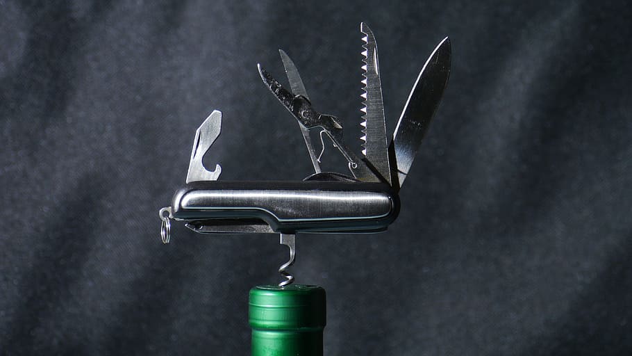 primer pla, foto, obridor de suro, ampolla de licor, eina, ganivet de l'exèrcit, multifunció, obert, llevataps, vidre, ampolla de vi, metall, cap gent, a l'interior, sol objecte, gris, funció de construcció de parets, natura morta, tir de l'estudi, centrar-se en primer pla, color plata, comunicació, color negre, fons negre, fons gris, contenidor, indústria, nib, 4K