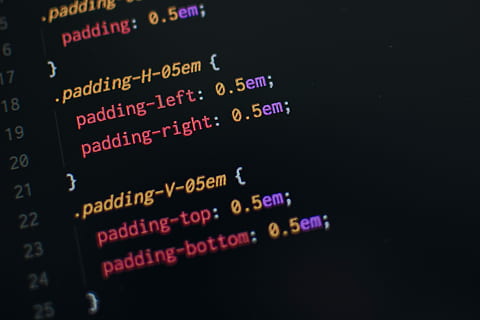 langage de programmation, noir, Contexte, rouge, superposition de texte à droite, code, css, écran, ordinateur, la programmation, style, rembourrage, éditeur, nombre, pixel, postcss, le web, foncé, texte, écriture occidentale, la communication, La technologie, fermer, personne, moniteur d'ordinateur, équipement informatique, multi couleur, illuminé, écran de l'appareil, à l'intérieur, nuit, Les données, Sécurité, l'Internet, luminosité, message, 4K, CC0, domaine public, libre de droits