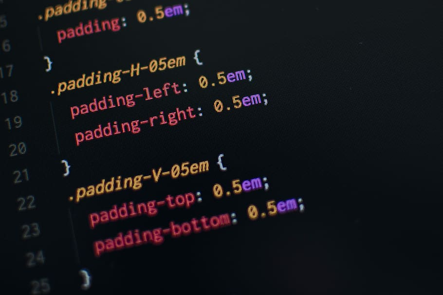 llenguatge de programació, negre, fons, vermell, superposició de text de correcte acabat, codi, css, pantalla, ordinador, programació, estil, farcit, editor, nombre, píxel, postcss, web, fosc, text, guió occidental, comunicació, tecnologia, primer pla, cap gent, monitor d’ordinador, equips informàtics, multicolor, il·luminat, pantalla del dispositiu, a l'interior, nit, dades, seguretat, Internet, lluminositat, missatge, 4K