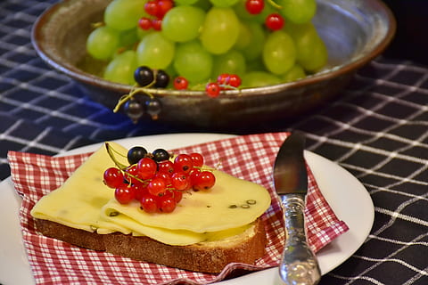 gul, ost, brød, ostebrød, brød dekker, halvhård ost, Emmental, smør, vrak, dekorere, Nyt, spise, måltid, matbit, nydelig, mat, dra nytte av, ernæring, sult, bakevarer, velsmakende, betydelig, druer, rips, kjøkken, kokk, mat og Drikke, kontrollert mønster, spise sunt, bordduk, ingen folk, frukt, friskhet, velvære, bord, stilleben, tallerken, bolle, kjøkkenredskap, klar til å spise, innendørs, spise redskap, høy vinkel visning, rød, nærbilde, plasser matte, fristelse, rød currant, 5K, CC0, offentlig domene, opphavsrett gratis