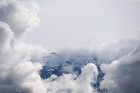 Berg, beschichtet, Weiß, Wolken, schwarz, Luftaufnahmen, weiße Wolken, Wolke, Wolkengebilde, wolkig, Schnee, Natur, Wetter, Blau, wolke - himmel, Tag, Himmel, draußen, Luft, Hintergründe, Klima, bedeckt, Meteorologie, szenen, Kumuluswolke, flauschige, Stratosphäre, Sommer-, Platz, Schönheit in der Natur, Umgebung, Szenen - Natur, weiße Farbe, keine Leute, kopieren sie platz, Ruhe, idyllisch, Dramatischer Himmel, Wind, Weichheit, hell, über, 5K, CC0, gemeinfrei, lizenzfrei