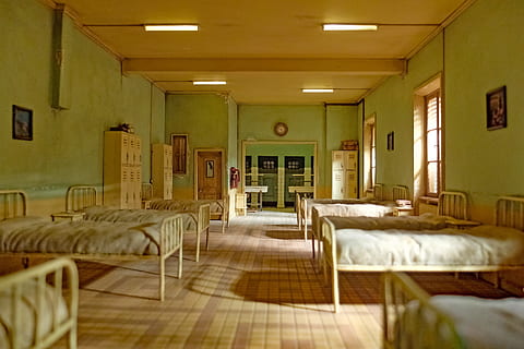 unbesetzt, Weiß, Metallbett viel, Zimmer, Modell-, Miniatur, Dekor, einstellen, Wohnheim, Schlafzimmer, uralt, Museum, Kino, Lyon, Frankreich, Möbel, Bett, Wohnraum, drinnen, Reichtum, Luxus, Lichtanlage, Hotel, keine Leute, gemütlich, die Architektur, Hotelzimmer, Wohngebäude, Entspannung, Luxushotel, Kissen, Abwesenheit, elektrische Lampe, Hauptschaukasteninnenraum, Hotel suite, sauber, Decke, 4K, CC0, gemeinfrei, lizenzfrei
