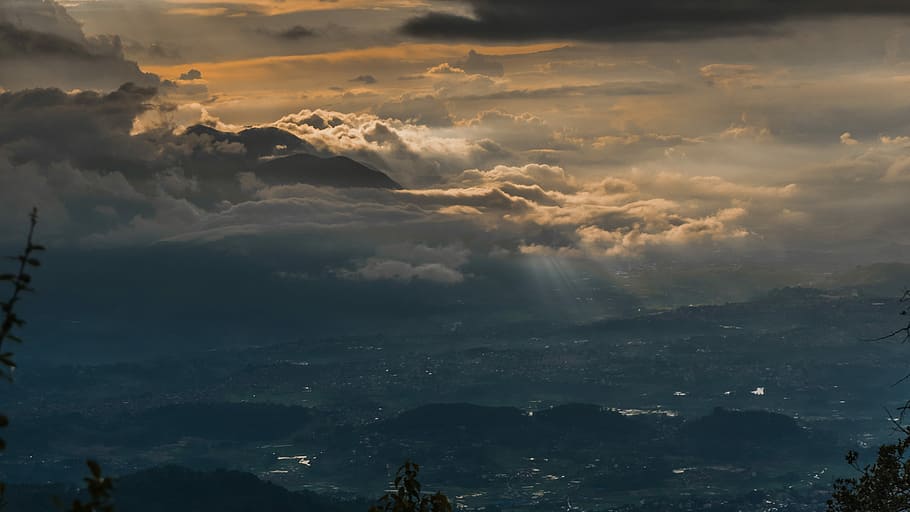 landskabsfoto, by, landskabsfotografering, bjerge, Sky, himmel, solnedgang, Sunray, solopgang, bakke, skrænt, træ, morgen, bjerg, chill, landskab, sky - himmel, skønhed i naturen, scenics - natur, natur, ro, rolig scene, idyllisk, udendørs, miljø, ingen mennesker, bjergkæde, cloudscape, sollys, solstråle, dramatisk himmel, dag, ildevarslende, 5K