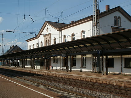 merzig, stacja kolejowa, Platforma, tor, stacja, transport, podróżować, kolej żelazna, budynek, publiczny, dojazdy, Transport kolejowy, tory kolejowe, zbudowana struktura, architektura, na zewnątrz budynku, platforma stacji kolejowej, niebo, transport publiczny, środek transportu, Natura, dzień, kabel, żadnych ludzi, linia napięcia, czyste Niebo, Elektryczność, na dworze, zasilacz, 1080P, CC0, domena publiczna, darmowe zdjęcia