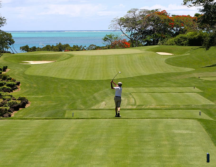 Mann streichelte Golfschläger, Golf, Mann, tee, Golfer, Golfclubs, Sport, Ballsportarten, anahita, Mauritius, Golfclub, Golfplatz, Meer, breit, Fahrrinne, Breitensport, Spitzensport, Freizeitbeschäftigung, eine Person, Aktivität, in voller Länge, Gras, schuss machen - sport, Wochenendaktivitäten, Natur, Stehen, Erwachsene, Pflanze, grüne Farbe, spielen, Baum, Rückansicht, Männer, Sportler, Fertigkeit, menschlicher Arm, Arme erhoben, draußen, Grün - Golfplatz, Horizont über Wasser, 2K