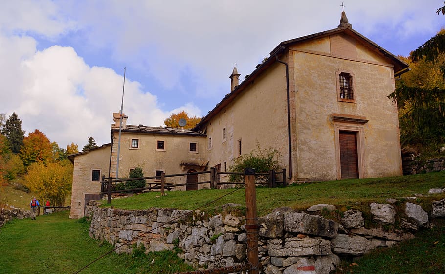 Església, excursió, ruta, muntanya, el camí europeu, e5, lessinia, Itàlia, arquitectura, exterior de l'edifici, estructura construïda, edifici, núvol - cel, cel, casa, barri residencial, naturalesa, història, planta, el passat, paret de pedra, sòlid, herba, a l'aire lliure, vell, material de pedra, cap gent, lloc de culte, 5K