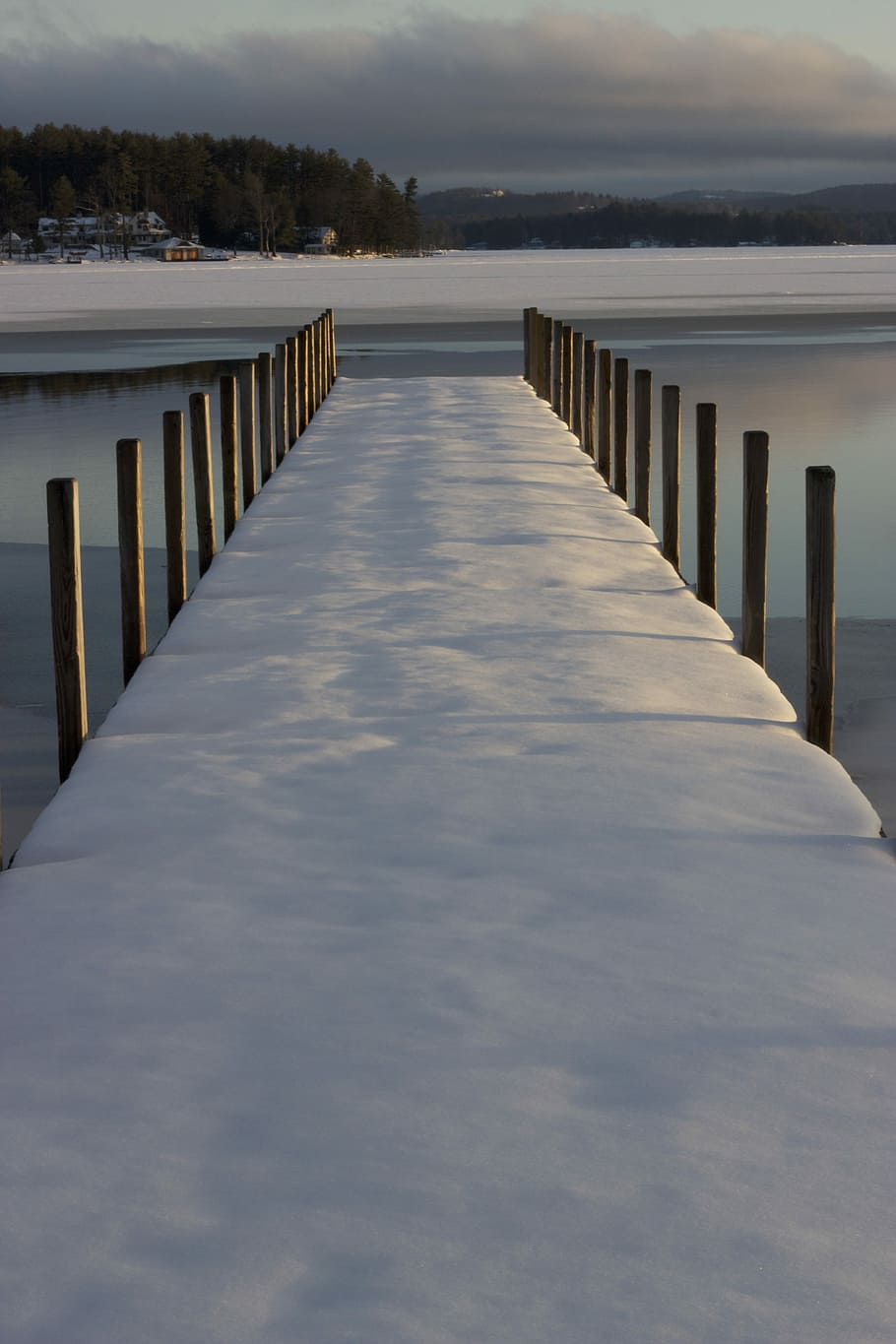 Brun, træ-, bro, sne, træbro, blå, dokker, grå, is, søer, lyserød, solnedgang, hvid, vinter, natur, hav, træ - materiale, ingen mennesker, landskab, udendørs, mole, vand, rolig scene, sø, himmel, scenics, anløbsbro, strand, rækværk, hvid farve, ro, skønhed i naturen, scenics - natur, retning, vejen frem, dag, arkitektur, faldende perspektiv, bygget struktur, stolpe, træ post, lang, 5K