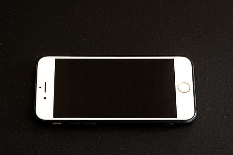 iphone 7, iphone 6s, tecnologia, schermo, smartphone, i phone, Telefono, mobile, bianca, comunicazione, display, digitale, inteligente, cellulare, modello, toccare, dispositivo, finto, smart phone, dispositivo di informazione portatile, tecnologia wireless, connessione, schermo del dispositivo, touch screen, nessuno, tavoletta digitale, apparecchiature di telecomunicazione, copia spazio, portabilità, singolo oggetto, avvicinamento, in casa, natura morta, sfondo nero, vuoto, social networking, comunicazioni globali, 5K, CC0, dominio pubblico, privo di copyright