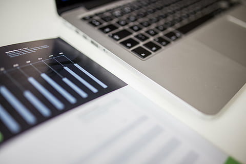 intitulado, macbook, aire, ordenador portátil, computadora, tecnología, cuadros, graficas, negocio, oficina, escritorio, tecnología inalámbrica, teclado, comunicación, conexión, adentro, Internet, nadie, de cerca, enfoque selectivo, mesa, datos, equipo de computadora, Red de computadoras, financiar, dispositivo de información portátil, color plateado, 5K, CC0, dominio público, libre de derechos