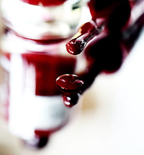 lack, naglar, röd, droppar, skön, vin, alkohol, förfriskning, mat och dryck, selektiv fokusering, inomhus, närbild, dryck, glas, flaska, rödvin, blod, vinglas, behållare, mat, mänsklig hand, en person, friskhet, 2K, CC0, offentligt domän, royaltyfria
