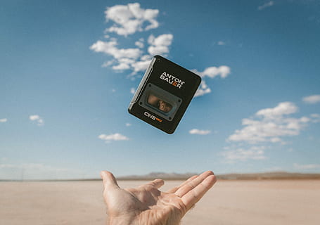 osoba, lov, Černá, anton bauer zařízení, modrý, nebe, během dne, anton bauer, digitální, přístroj, Fotoaparát, tech, technologie, ruka, házení, poušť, pláž, písek, mrak, video zařízení, filmové vybavení, videografie, část lidského těla, lidské ruky, mrak - nebe, jedna osoba, část těla, Příroda, lidská končetina, den, sdělení, končetina, venku, dospělý, osobní perspektivy, dosažení, savec, lidské paže, prst, 4K, CC0, veřejná doména, bez autorských práv