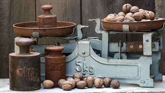 Haufen, braun, Kokosnüsse, horizontal, alt, Gewichte, alte Skala, Nüsse, wiegen, Holz - Material, Lebensmittel, altmodisch, Retro-Stil, rustikal, keine Leute, Essen und Trinken, große gruppe von gegenständen, Tag, Container, Verkauf, Fülle, Wohlbefinden, Frische, gesundes Essen, Wahl, drinnen, Stillleben, zu verkaufen, Markt, Antiquität, 5K, CC0, gemeinfrei, lizenzfrei