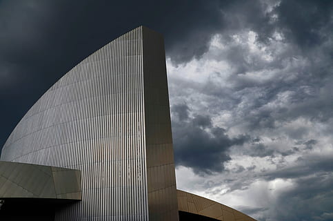 costruzione, Marrone, grigio, dipingere, bianca, nero, nuvole, architettura, struttura costruita, cielo, esterno dell'edificio, architettura ed edifici, moderno, posto famoso, scena urbana, blu, nuvola - cielo, nessuno, città, natura, destinazioni di viaggio, giorno, Inquadratura dal basso, all'aperto, cultura artistica e intrattenimento, viaggio, nuvoloso, 4K, CC0, dominio pubblico, privo di copyright