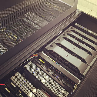 svart, grå, datorer, server gård, server, arbete, teknologi, nätverksserver, inomhus, inget folk, högvinkelvy, förbindelse, musik, dator, datorutrustning, internet, mönster, närbild, kommunikation, tangentbord, företag, modern, metall, Utrustning, datornätverk, byggd struktur, kontor, 1080P, CC0, offentligt domän, royaltyfria