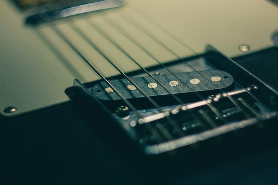 nitidesa, guitarra, eina, música, cordes, recollida, cultura i entreteniment artístic, enfocament selectiu, instrument musical, primer pla, corda d’instruments musicals, cap gent, instrument de corda, cadena, equipament musical, a l'interior, tecnologia, guitarra elèctrica, control, rock modern, perilla, tir de l'estudi, música rock, natura morta, equipament elèctric, 1080P