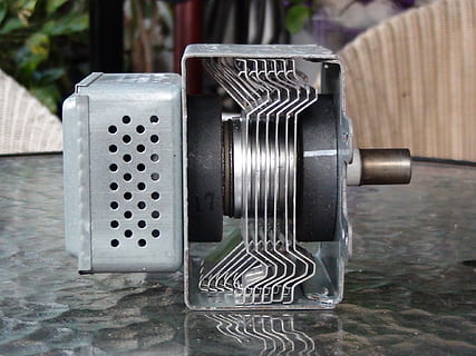 Magnetron, Mikrowelle, Teil, Elektronik, Hochspannung, Kühler, elektronische Teile, Metall, Tabelle, Nahansicht, keine Leute, Tag, Fokus auf den Vordergrund, draußen, silberfarben, Haushaltsausstattung, stehlen, Salzgewürz, Muster, rostfreier Stahl, Maschinen, Technologie, Essen und Trinken, Würze, Pfefferstreuer, Lebensmittel, Legierung, 1080P, CC0, gemeinfrei, lizenzfrei