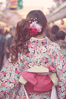 fotografie, femeie, purtare, tradiţional, rochie, înapoi, vedere, ], coreeană, rochie tradițională, femei, oameni, Japonia, femele, culturi, cultură japoneză, japoneză, în aer liber, Modă, Asia, stradă, doi oameni, vedere din spate, resolidarizare, copilărie, copil, oameni adevărați, să se concentreze asupra primelor elemente, coafura, stiluri de viață, haine casual, adult, Activitatea de agrement, zi, tânăr adult, păr, floare, model floral, femei tinere, de la talie in sus, 1080P, CC0, domeniu public, fără drepturi de autor