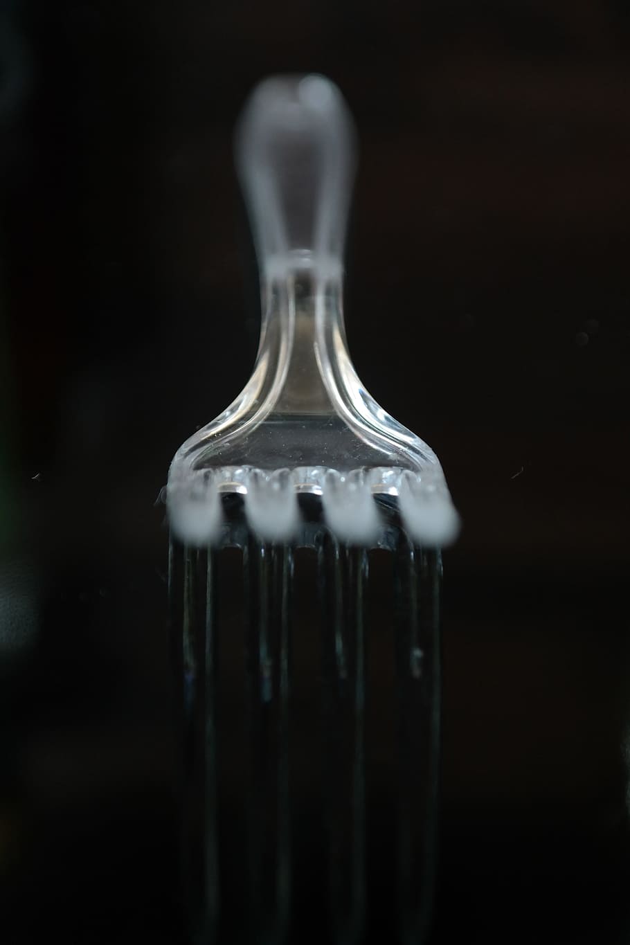 Gabel, plastik Besteck, Plastikgabel, Kunststoff, Besteck, transparent, Gabeln, schwarzer Hintergrund, Getränk, Flasche, Studioaufnahme, Alkohol, Essen und Trinken, drinnen, Erfrischung, keine Leute, Nahansicht, Fokus auf den Vordergrund, Reflexion, Frische, Lebensmittel, Glas, Container, Glas - Material, Wasser, Reinheit, 5K
