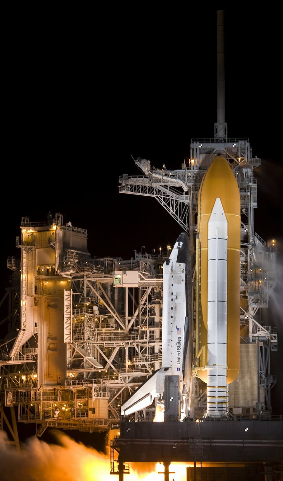 Space Shuttle, ausrollen, Startrampe, vor der Markteinführung, Astronaut, Mission, Erkundung, Raumschiff, Rakete, Flug, Nacht-, Reise, beleuchtet, gebaute Struktur, die Architektur, Gebäudehülle, keine Leute, draußen, Stadt, Himmel, Reiseziele, klarer Himmel, Tourismus, Natur, große Höhe, Transport, Wasser, kopieren sie platz, Geschichte, Wolkenkratzer, 1080P