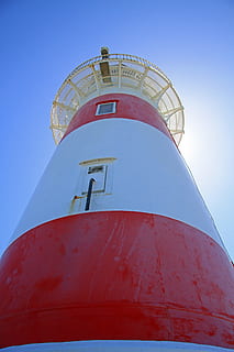 Leuchtturm, Navigation, Leuchtfeuer, Licht, Leuchtfeuer, Licht, blinkt, nautisch, Beratung, Sicherheit, Ufer, Wahrzeichen, Cape Palliser Leuchtturm, Neuseeland, rot, Flachwinkelansicht, keine Leute, Industrie, Blau, Himmel, die Architektur, gebaute Struktur, Gebäudehülle, Turm, Tag, Natur, klarer Himmel, Lagertank, draußen, große Höhe, Gebäude, Sonnenlicht, 5K, CC0, gemeinfrei, lizenzfrei