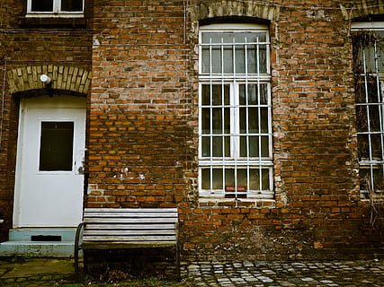 facciata, cortile, vecchio, muro, vecchio, parete, architettura, città vecchia, fronte interno, squallido, vecchie case, decadimento, mattone, entrata della casa, griglia, costruzione, finestra, vecchio edificio, esterno dell'edificio, porta, struttura costruita, all'aperto, nessuno, giorno, muro di mattoni, Casa, quartiere residenziale, abbandonato, intemperie, corri giù, Entrata, caratteristica della parete, deterioramento, 4K, CC0, dominio pubblico, privo di copyright