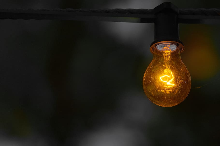 bokeh shot, taronja, bombeta, groc, advertiment, llum, bombetes, invenció, innovació, símbol, brillar, idea de bombeta, presentació, fons, il·luminat, equips d’il·luminació, electricitat, sol objecte, filament, primer pla, cap gent, brillant, a l'interior, llum elèctrica, vidre - material, penjant, fosc, centrar-se en primer pla, còpia espai, llum - fenomen natural, transparent, fons negre, sostre, 4K