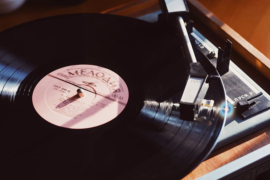 negre, disc de disc de vinil, taula giratòria, disc de vinil, jugant, tocadiscs, vinil, registre, disc, girar, cultura i entreteniment artístic, estil retro, cap gent, a l'interior, primer pla, música, tecnologia, equip d’àudio, nombre, equipament, precisió, gramòfon, moviment, girant, antiguitat, rellotge, cercle, 5K