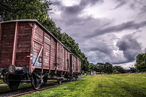 marron, train, chemin de fer, nuage, paysage, transport, rail, nuage - ciel, en plein air, ciel, personne, herbe, arbre, structure construite, extérieur du bâtiment, journée, scène rurale, plante, la nature, architecture, mode de transport, couvert, bâtiment, terre, couleur verte, maison, 5K, CC0, domaine public, libre de droits