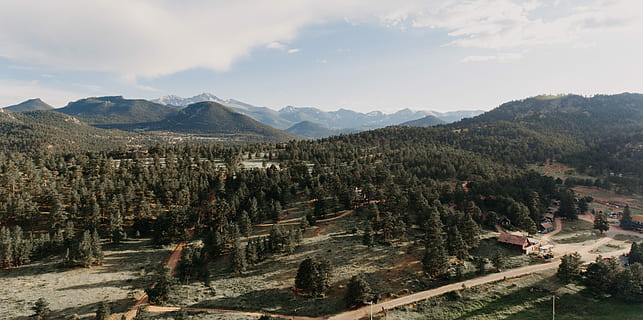 muntanyes, trucant, ull d'ulls, vista, arbres, durant el dia, muntanya, arbre, núvol, bosc, carretera, pista, cel, drone, Parc Nacional, fotografia de drones, aèria, drone shot, aquest parc, parc nacional de muntanyes rocoses, rmnp, escenics - natura, medi ambient, paisatge, Serra, planta, bellesa a la natura, naturalesa, núvol - cel, cap gent, terra, dia, escena tranquil·la, viatjar, tranquil·litat, destinacions de viatge, pi, a l'aire lliure, arbre de coníferes, bosc de pi, 4K, CC0, domini públic, lliure de regalies