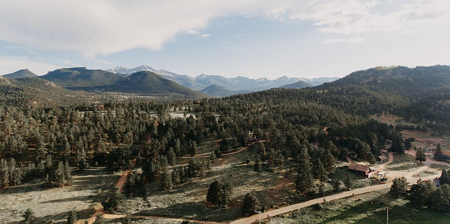 muntanyes, trucant, ull d'ulls, vista, arbres, durant el dia, muntanya, arbre, núvol, bosc, carretera, pista, cel, drone, Parc Nacional, fotografia de drones, aèria, drone shot, aquest parc, parc nacional de muntanyes rocoses, rmnp, escenics - natura, medi ambient, paisatge, Serra, planta, bellesa a la natura, naturalesa, núvol - cel, cap gent, terra, dia, escena tranquil·la, viatjar, tranquil·litat, destinacions de viatge, pi, a l'aire lliure, arbre de coníferes, bosc de pi, 4K