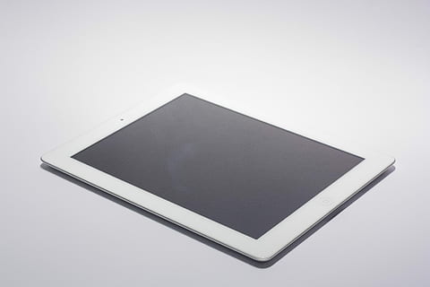computer tablet bianco, ipad, Mela, Tablet, mobile, tavoletta, computer, tecnologia, touch screen, multimedia, ebook, comunicazione, singolo oggetto, vuoto, nessuno, girato in studio, colore nero, scienza, copia spazio, sfondo bianco, in casa, semplicità, carta, ritagliare, forma, avvicinamento, bloc notes, pubblicazione, Colore bianco, natura morta, 4K, CC0, dominio pubblico, privo di copyright