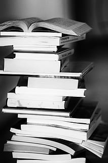 fotografia in scala di grigi, pile di libri, libri, studia, conoscenza, lettura, pila, libro, formazione scolastica, grande gruppo di oggetti, ricerca, apprendimento, pubblicazione, letteratura, natura morta, in casa, nessuno, avvicinamento, tavolo, carta, competenza, saggezza, mensola, concentrarsi sulle conoscenze acquisite, abbondanza, preparativi, Aperto, manuale, studiando, libro con copertina rigida, 2K, CC0, dominio pubblico, privo di copyright