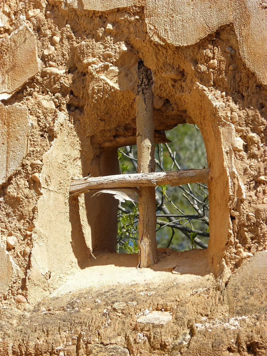 finestra, ruïna, balustres, vell, abandonat, arquitectura, història, antic, antiga ruïna, estructura construïda, cap gent, dia, el passat, a l'aire lliure, naturalesa, exterior de l'edifici, llum solar, funció de construcció de parets, forat, paret, sòlid, rock, edifici, paret de pedra, arruïnat, 4K