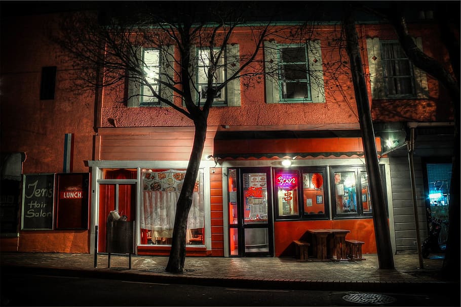 restaurante, edificio, ventanas, abierto, neón, firmar, acera, calle, oscuro, noche, arquitectura, estructura construida, exterior del edificio, ciudad, ventana, nadie, iluminado, Entrada, Distrito residencial, puerta, al aire libre, multi color, árbol, equipo de iluminación, casa, material de vidrio, 1080P