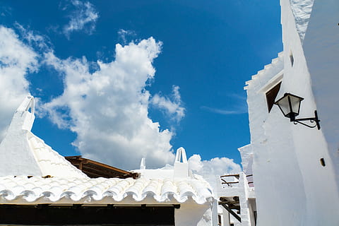 santorini, Grecia, nero, lanterna a muro, calcestruzzo, muro di casa, bianca, cielo blu, nube, casa Bianca, Binibequer, cielo, pulito, costruzione, lampada, cittadina, Spagna, tradizionale, dipinto, blu, binibeca, architettura, struttura costruita, esterno dell'edificio, nuvola - cielo, Inquadratura dal basso, giorno, nessuno, natura, Colore bianco, luce del sole, all'aperto, scala, tetto, Casa, imbiancato, destinazioni di viaggio, luogo di culto, 5K, CC0, dominio pubblico, privo di copyright